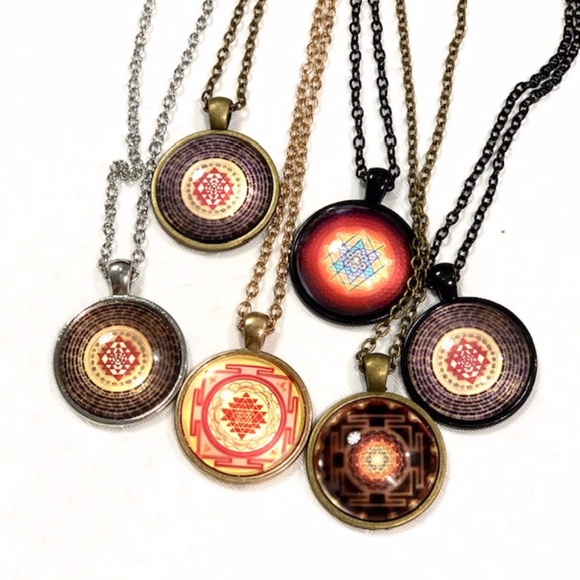BUDDHIST SRI YANTRA SACRED GEOMETRY GLASS NECKLACE - Picture 2 of 12
